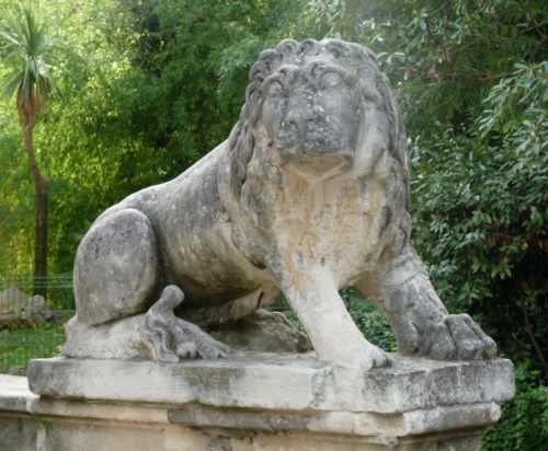 Domaine de Grammont : Lion en pierre