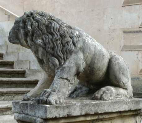 Domaine de Grammont : Lion en pierre
