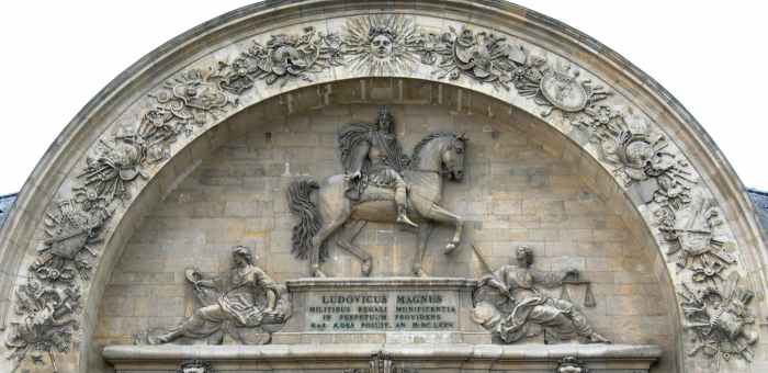Guillaume Ier Coustou : Louis XIV questre en costume romain entre la Prudence et la Justice