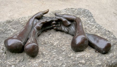 Louise Bourgeois : The Welcomming Hands